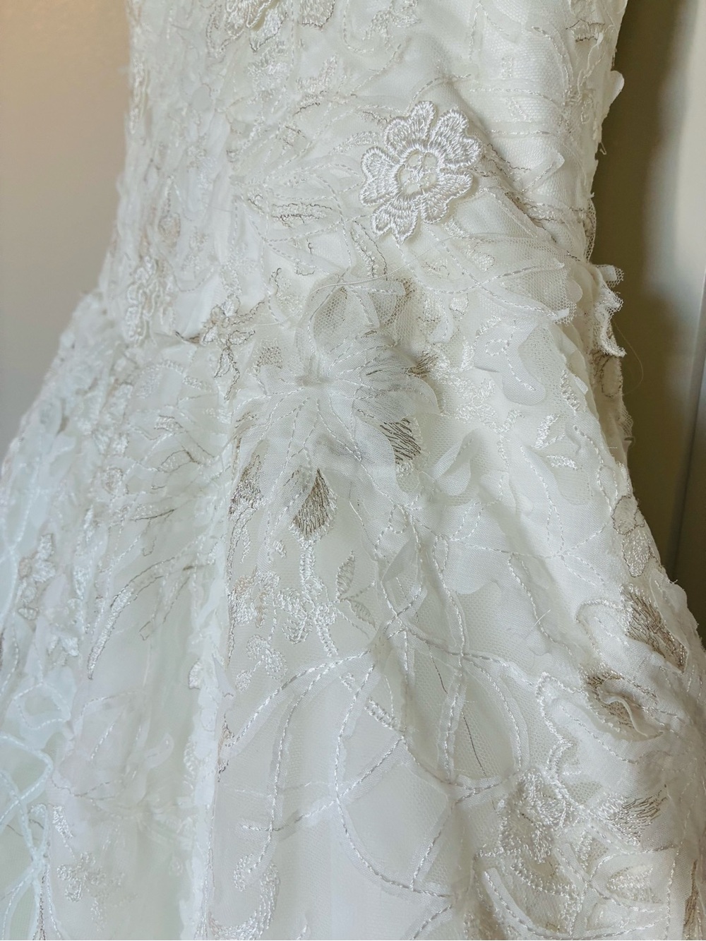 Size M Stunning Lace Wedding Gown - Picture 5 of 16